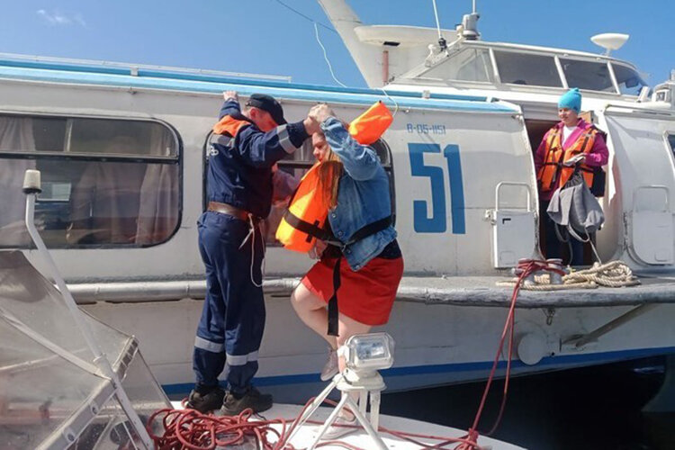 Теплоход «Метеор Восход-51» попал в ЧП в минувшее воскресенье. Из-за сильного толчка сразу 8 пассажиров теплохода получили телесные повреждения. Фото: пресс-служба ГУ МЧС РФ по РТ