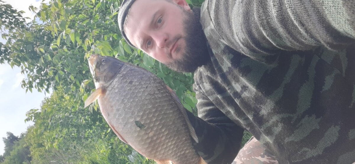 Заехал домой собрался, ранний завтрак и в путь, на водоёме в 5:10 перебирая резину, блесна, воблера, клевать отказывалось на все, только лишь на воблера, зубастая выходила из под коряжек, веток провожала воблера до берега, разворачивалась и уходила обратно, так повторялось 9 раз за час... Отчаявшись вспомнил что в богажник кидал поплавочку, вот досада удилка есть а наживки нет)))) наковырял с пару десятков червей на берегу закинул и сходу поклевка, тюк и поплавок лёг, подсекаю и чувство что зацепился за корягу, вот только она шевелилась и вела в сторону, немного поборовшись появляется карасевич, да такого размера что в этом небольшом озерце такого размера карася, не как я не ожидал увидеть, так ещё и клюёт!