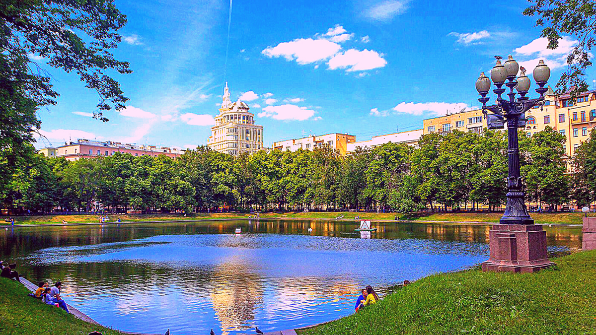 Пруд, высокий новый дом называется "Патриарх". Смотрите галерею по стрелке справа