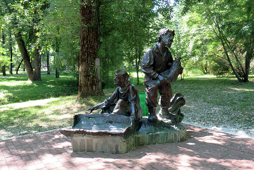 Уютные зеленые аллеи, интересные тематические площадки, веселые аттракционы - все это делает парк имени Пушкина в Саранске излюбленным местом отдыха.-8