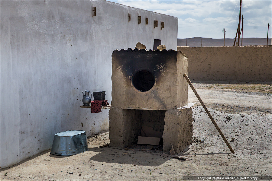 Суровые туалеты, мытье посуды в канаве и отопление навозом: как живется людям в таджикских кишлаках7