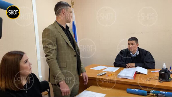 Хоккеисты на заседании суда по делу о даче взяток. Видео © SHOT