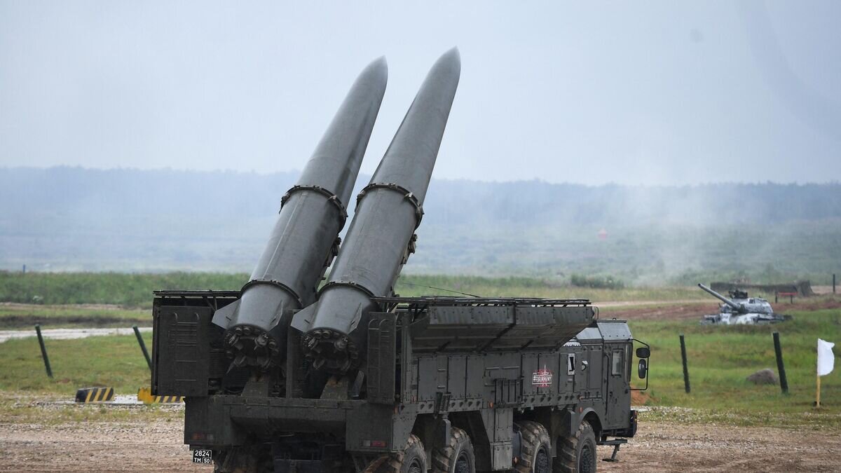    Самоходная пусковая установка 9П78-1 "Искандер-М" во время демонстрации ходовых и огневых возможностей на полигоне "Алабино"© РИА Новости / Михаил Воскресенский