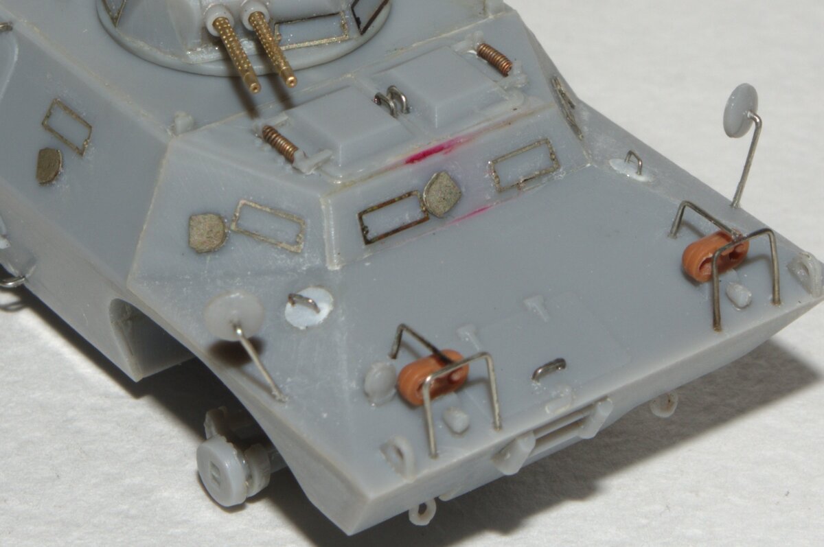 Белые кружки – восстановленные крышки бензобаков. Исходно они изображены на корпусе, но по моей оплошности я изначально закрыл их более поздними литыми колпаками.