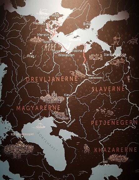 Посмотрите сами- эта карта, которая висит в музее. Новгорода на ней нет, а Киев уже  есть! Хотя князья в Киев вообще-то пришли из Новгорода! Но, может, это я не права, а датчане правы?