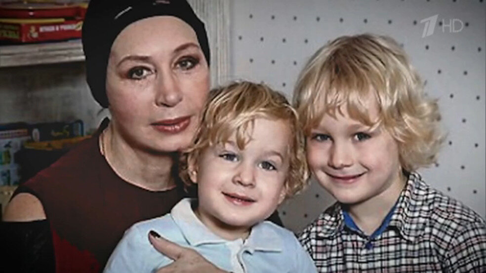    Татьяна Васильева с внуками — Ваней и Гришей. Фото: кадр из передачи «Пусть говорят»