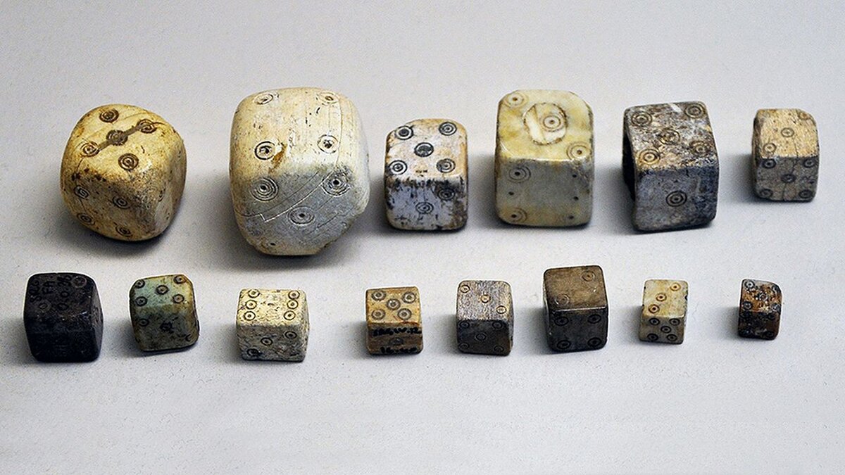 Древние игральные кости. Фото взято из открытого источника в сети Интернет