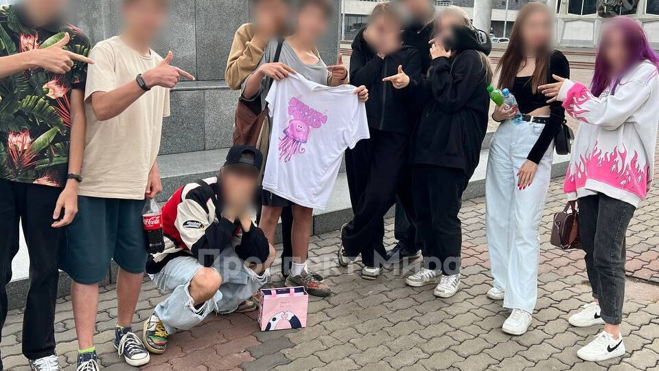     В Красноярске появилась новая молодежная группировка «Медуза Сквад». Ее представители называют свою аудиторию «нищебродами», а себя — детьми представителей «высших органов власти».