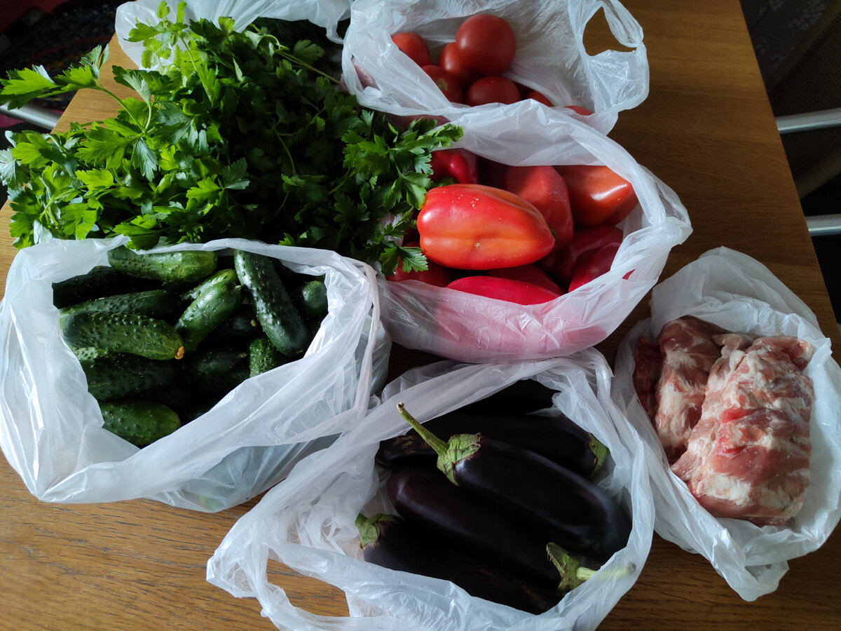 Мясные рёбрышки свиные, огурцы, помидоры, перцы, баклажаны, зелень - петрушка и укроп. Ещё за кадром осталось ведро картошки и лук. Все продукты очень качественные и свежие. За всё заплачено 1300 руб. Цены примерно вдвое ниже, чем у нас на рынке 😁