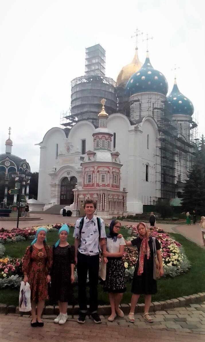 Мой сын Дима, его подруги-близняшки и мои дочки, тоже близнецы, на фоне Успенского собора Лавры