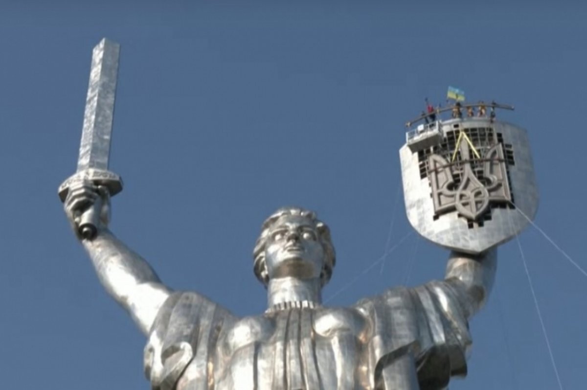    В Киеве завершили монтаж украинского трезубца на монументе «Родина-мать»