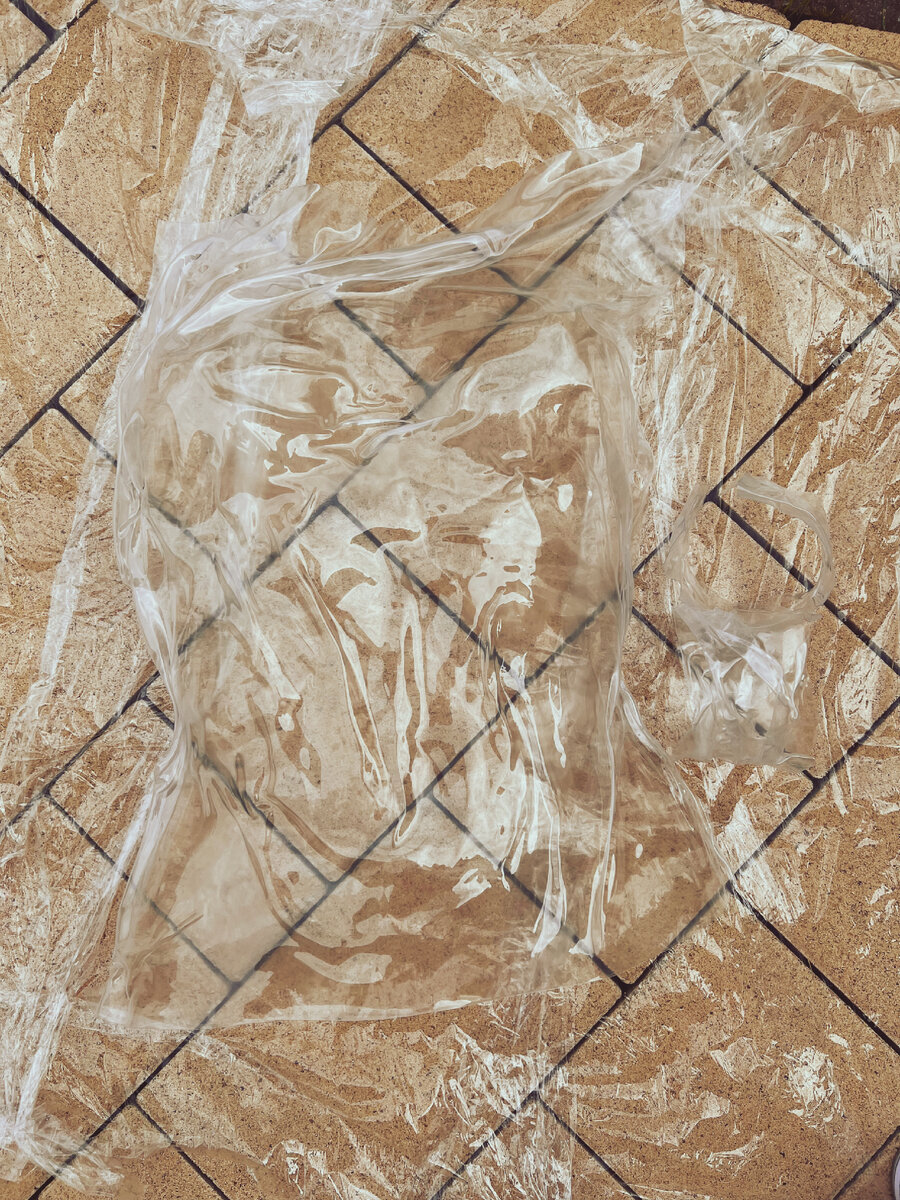 Перед нанесением краски срезаем обычными ножницами все лишние и острые углы у пластика.