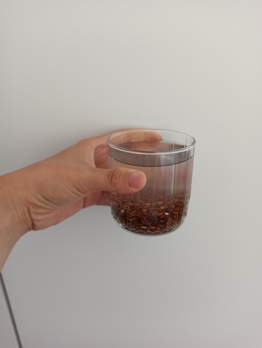 Стакан воды с семенами льна