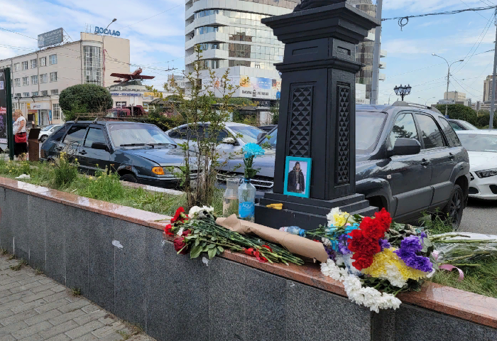Небольшой импровизированный мемориал напоминает о трагедии, которая произошла утром 18 августа. Фото: Даниил Румянцев / E1.RU