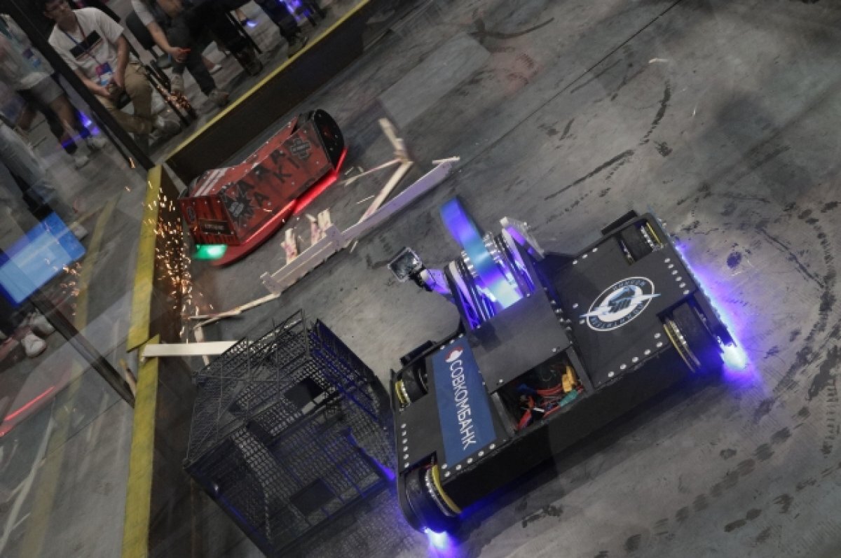    Роботы сразились на специальной арене на «Технопроме-2023» в Новосибирске