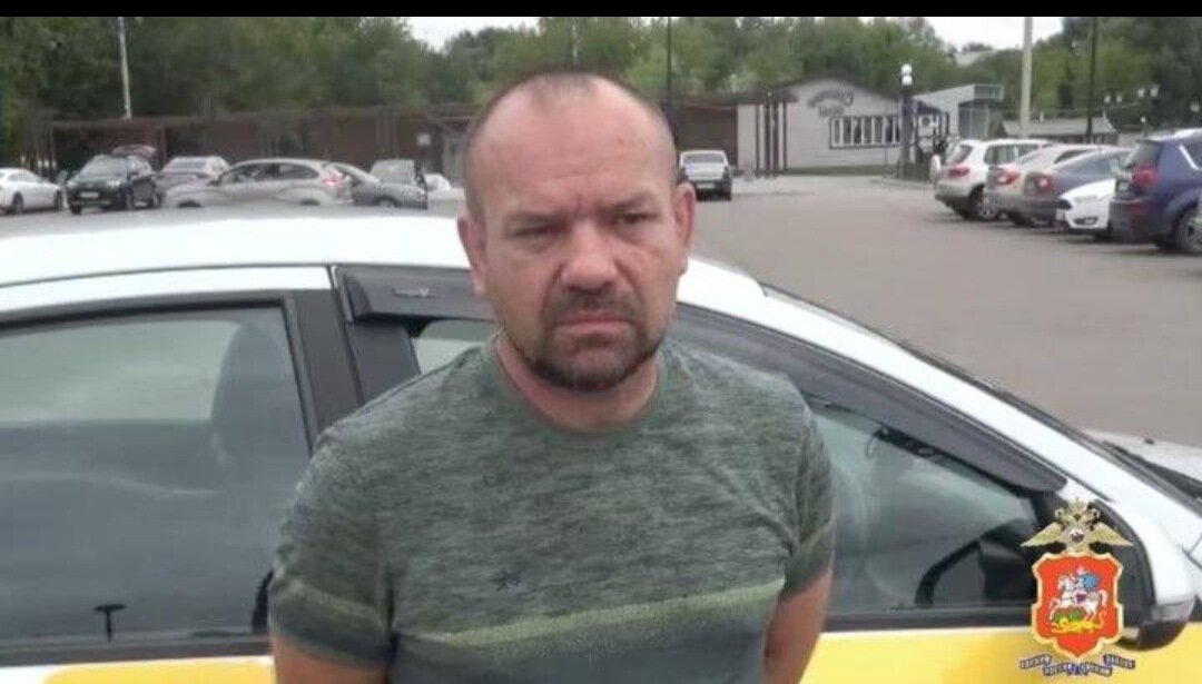 В Подмосковье таксист спас пенсионерку от мошенников

Шофер принял заказ, по которому он должен был отвезти клиента из Серпухова в Чехов. Во время поездки мужчина понял, что пассажир, 84-летняя пенсионерка, очень волнуется и разговаривает по телефону с неизвестными, которые пытаются убедить ее перевести крупную сумму денег. Таксист остановился и отменил заказ, после чего убедил женщину поехать в полицию.
В отделении потерпевшая рассказала, что аферисты позвонили ей и представились сотрудниками банка. Они рассказали, что ее сбережениям грозит опасность, ей нужно срочно снять их и внести на безопасный счет в другом городе. Таксист переубедил женщину в момент, когда она отправилась вносить 300 тысяч рублей на счет злоумышленников.
Сотрудники полиции провели с пенсионеркой профилактическую беседу и отвезли домой. А таксиста наградили благодарственным письмом и ценным подарком за проявленную бдительность.

ПОДПИШИСЬ ⤵️

С Уважением! 
НОВОСТИ ТАКСИ
