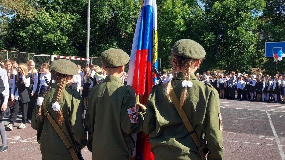    Дети появились в военной форме на линейке в честь 1 сентября в школе №172 Нижнего Новгорода. На мероприятии присутствовал корреспондент NewsNN.