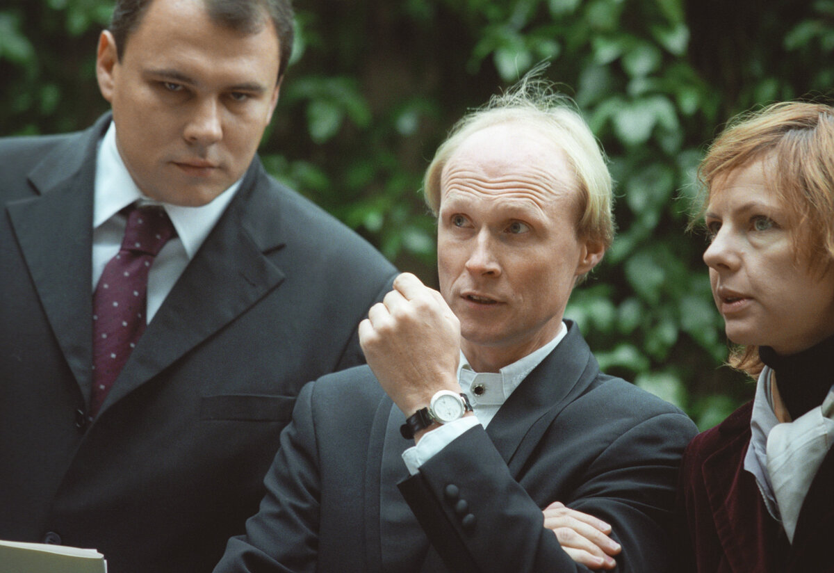 Директор музея-усадьбы «Ясная поляна» праправнук писателя Льва Толстого - Владимир Толстой (на снимке в центре) и пра-правнуки писателя - Фекла Толстая и Петр Толстой на церемонии награждения лауреатов литературной премии Ясная Поляна» им. Льва Толстого в день 175-летия со дня рождения писателя. 9 сентября 2003 года.