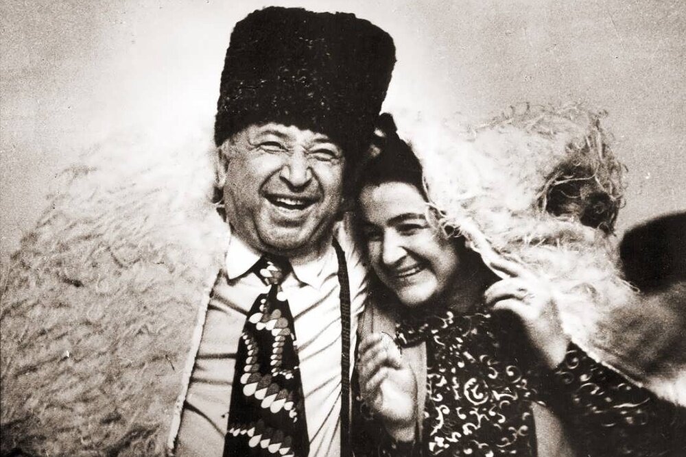    Поэт со своей супругой Патимат, родившей ему трех дочерей - Зарему, Патимат и Салихат. / Фото: ДГУ