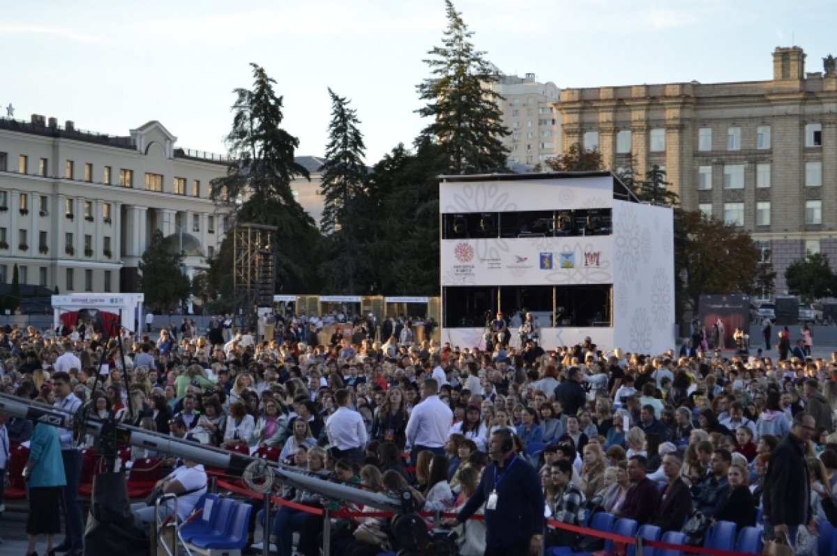    Девять площадок и масштабный сад.