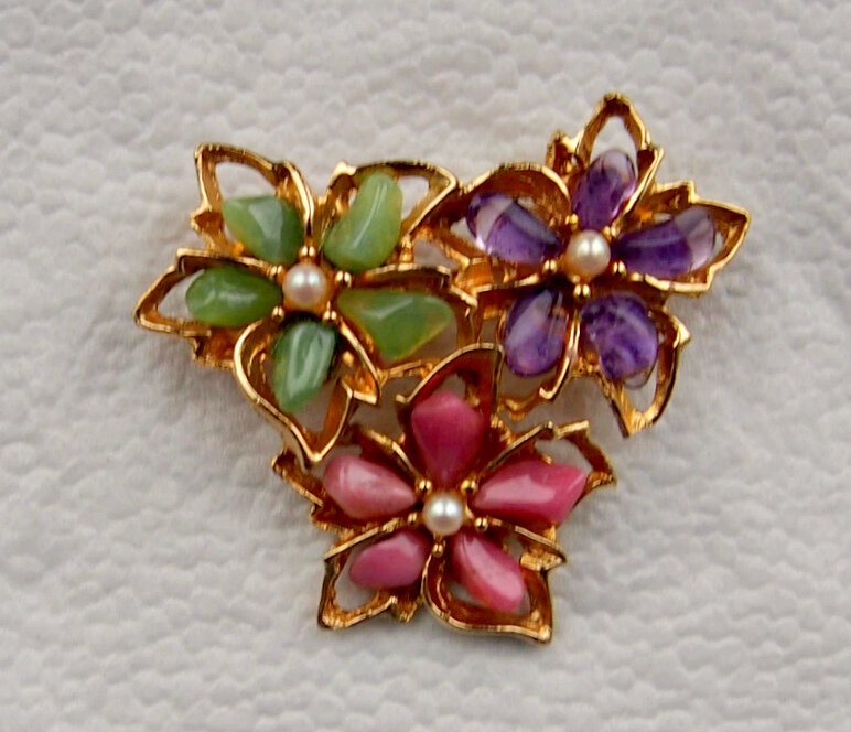 Фото автора. Брошь от компании Swoboda c нефритом, аметистом и розовым кварцем