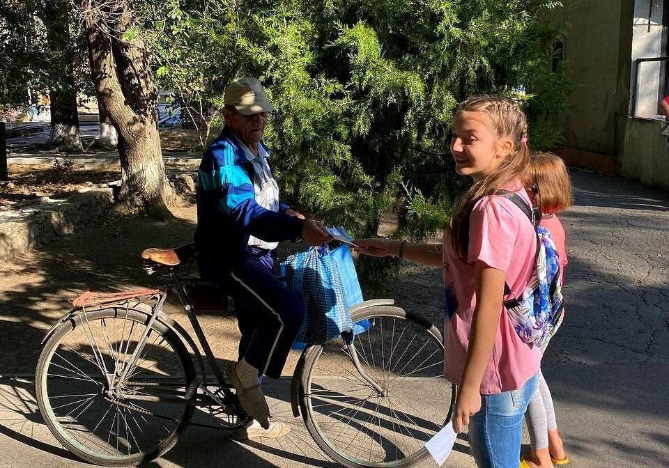  В Новотроицком районе была организована акция по раздаче приглашений на выборы - Таврия ТВ - Херсон