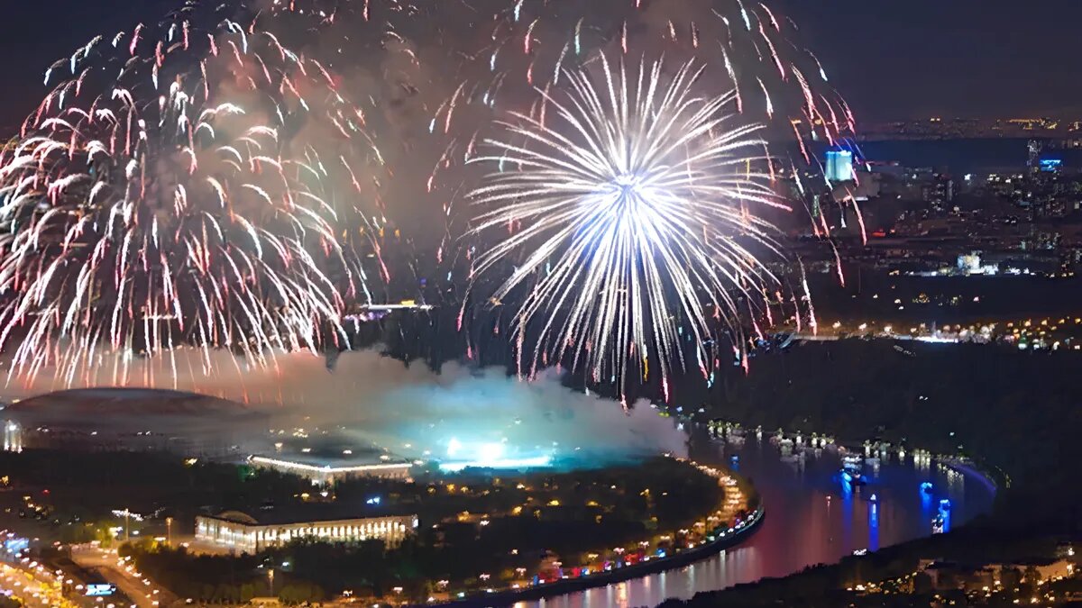 Представления 2023 в москве. Салют Москва Сити 9 мая. Салют со смотровой площадки Москва Сити. Смотровая площадка салюта в Митино. Салют на смотровой площадке.