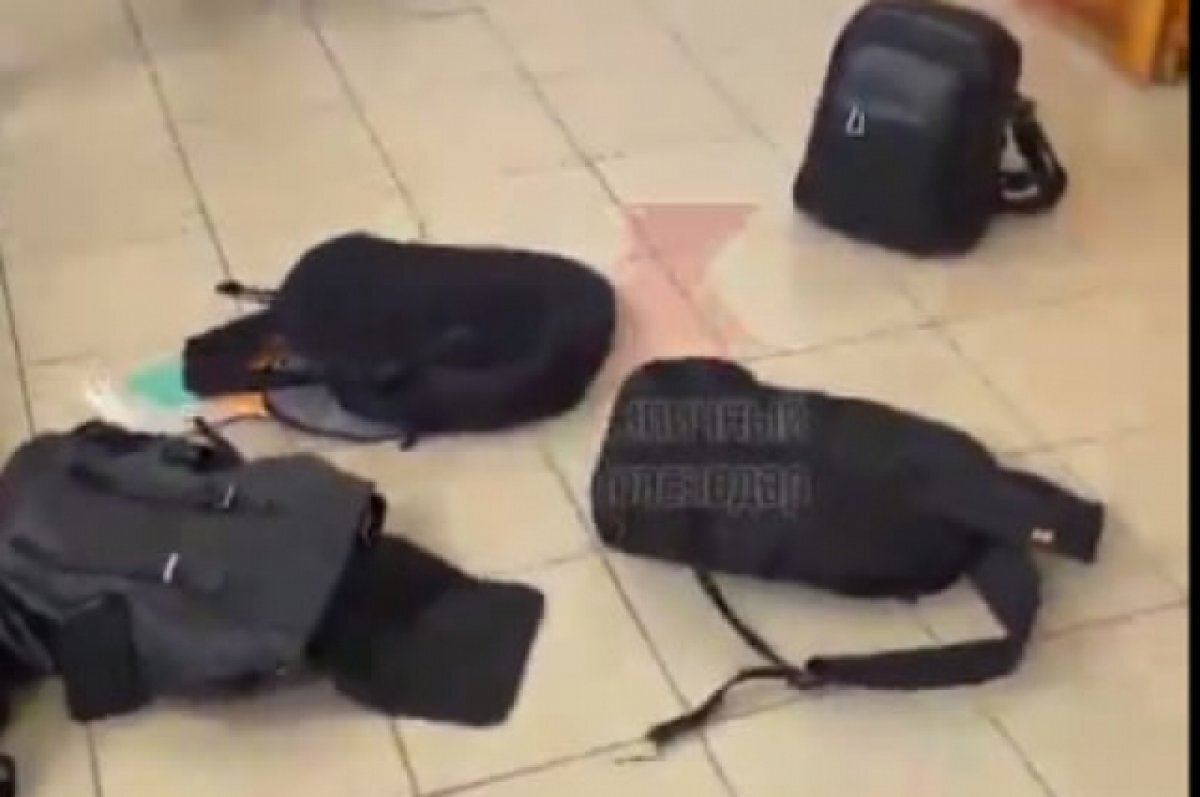    В школе под Краснодаром учитель выбросила из класса портфели учеников