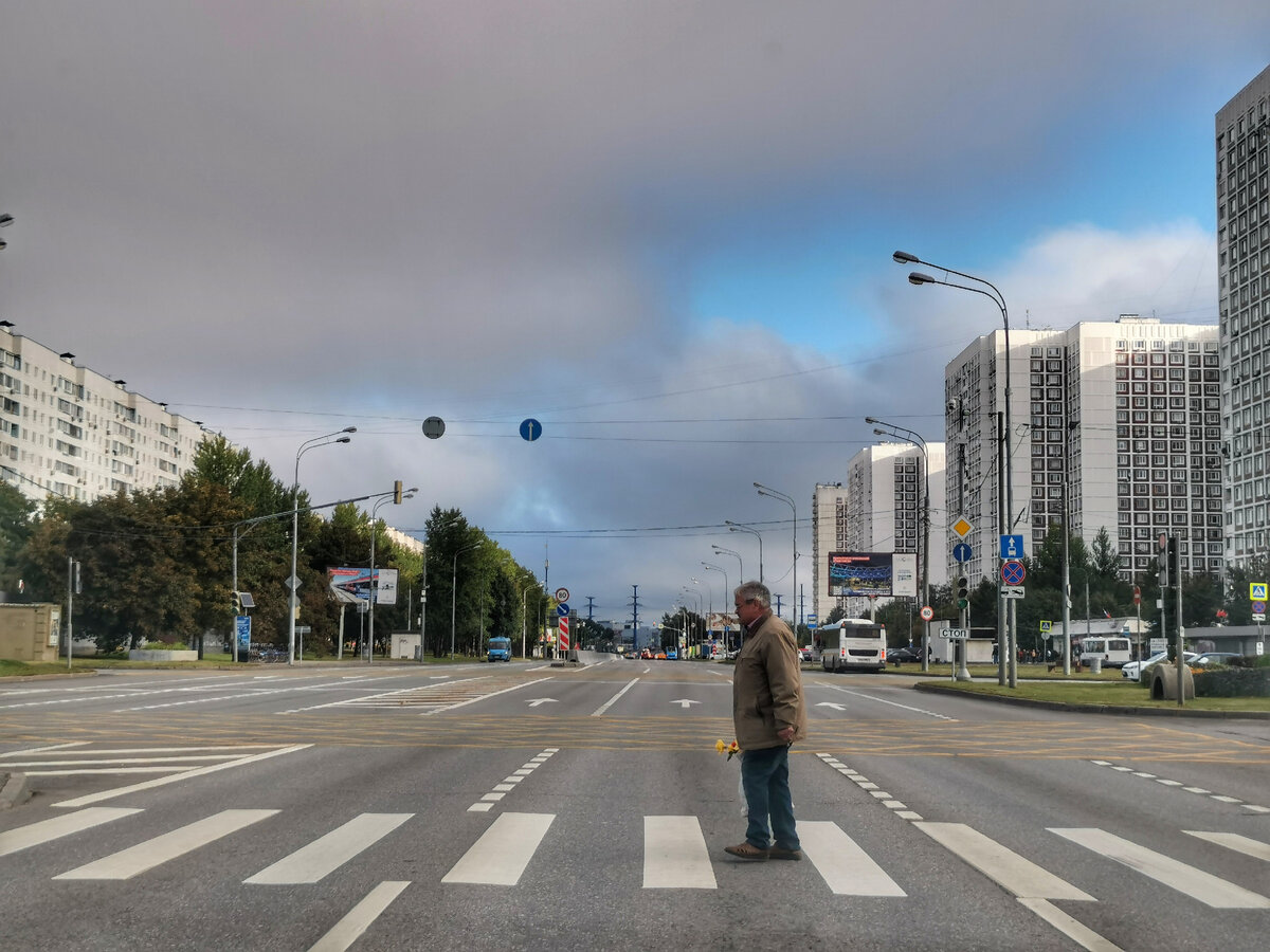Алтуфьевское шоссе и дяденька, переходящий дорогу на красный.