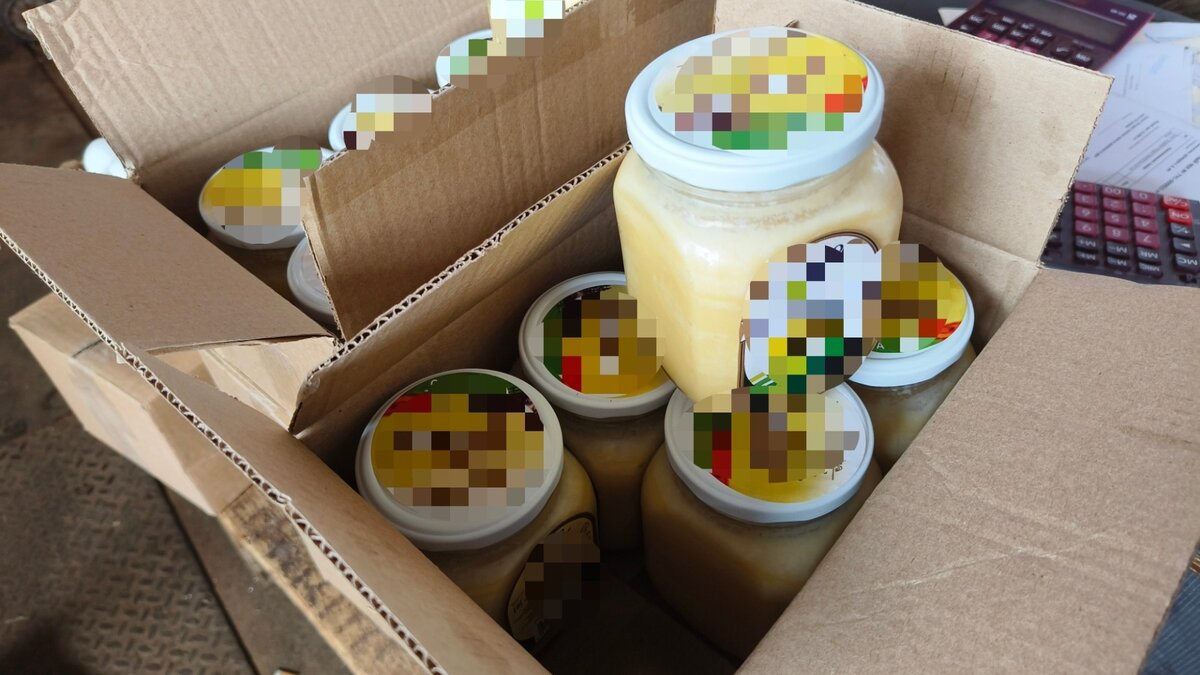     Огромную партию контрафактного топленого масла нашли полицейские на оптовом рынке в Нижнем Новгороде. Они обнаружили минимум 500 банок с продукцией, которая имела признаки контрафактности. Сведения предоставили в региональном ГУ МВД.