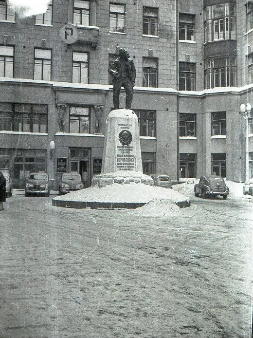 Памятник Вацлаву Воровскому. Источник: https://pastvu.com/p/1104794