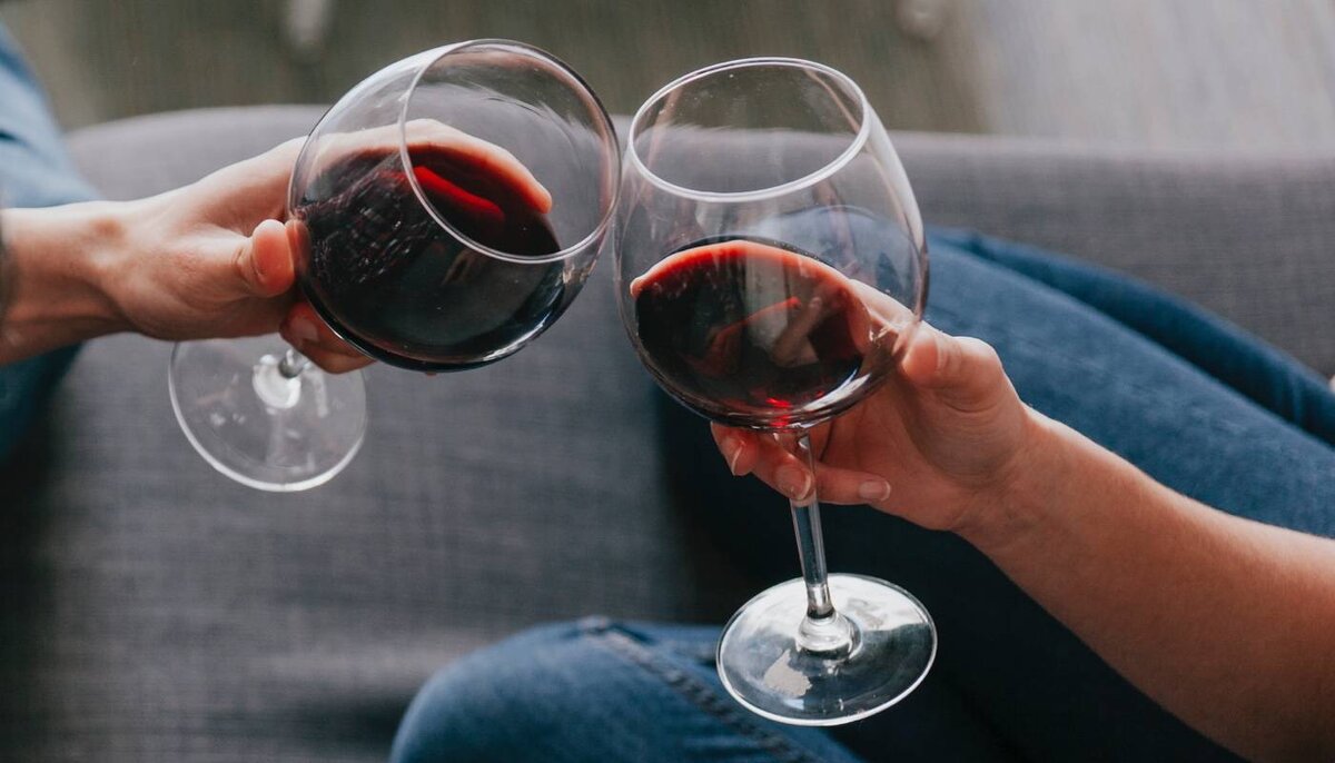 Раньше считали, что небольшое количество красного вина безвредно. Сейчас представления об алкоголе изменились - любой алкоголь в любых количествах нежелателен. В отношении тахикардии это особенно актуально.