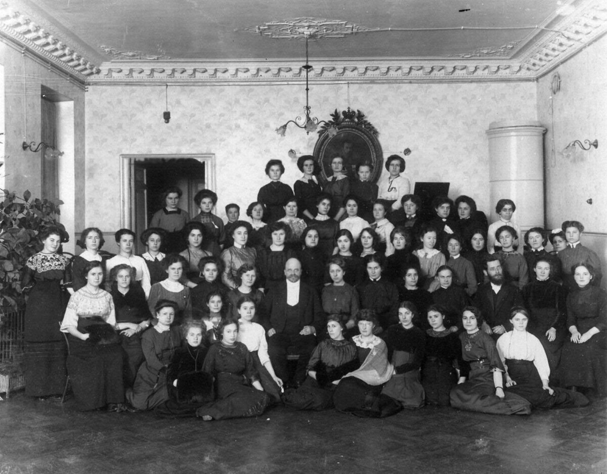 Петербургский учительский институт 1908. Смольный институт благородных девиц 1889. Школы в серебряном веке. Смольный институт благородных девиц 1889. Гимназии в 19 веке.