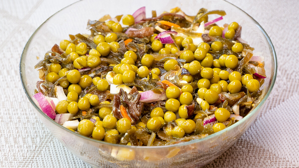 Салат из морской капусты с яйцом и горошком