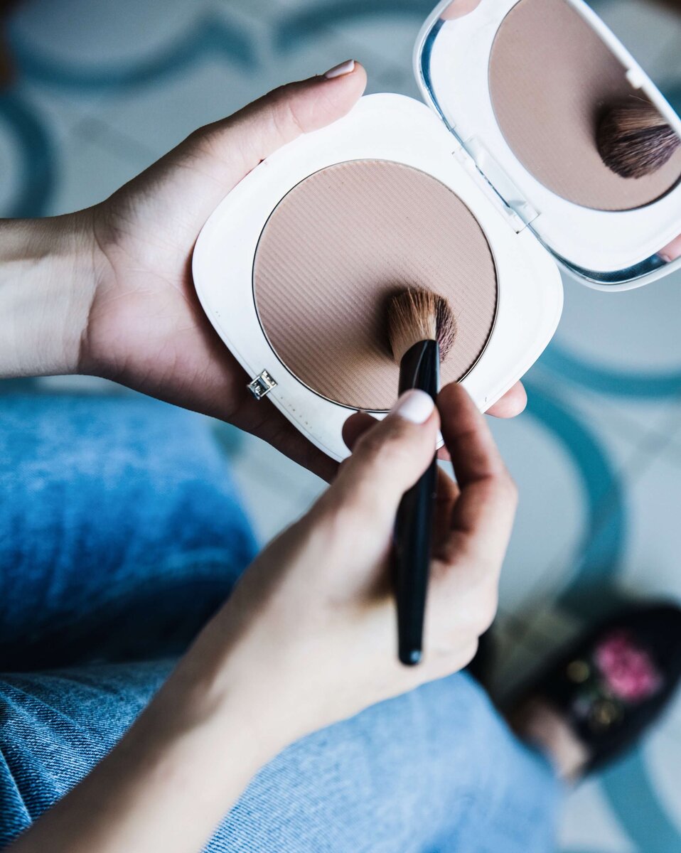 Основные зоны, куда необходимо наносить бронзер, одинаковы для любого вида продукта – это те части лица, которые загорают в первую очередь, а именно самые выступающие его участки: лоб, скулы, нос, подбородок, мочки ушей. Для того, чтобы макияж смотрелся гармонично, не забывайте, что помимо лица загорает всегда еще и тело, поэтому уместным будет продлить макияж на область шеи и декольте.