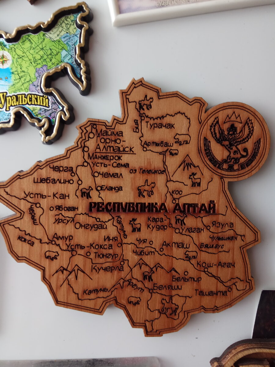 Кедровый большой магнит, ему почти 3 года, а запах кедра всё ещё стоит. Обожаю. 