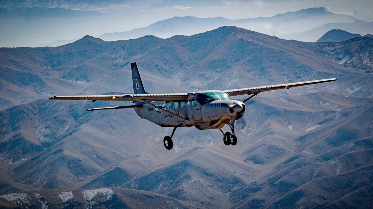 C-208 Caravan над Кабулом в ходе выполнения учебного полета. Афганистан, 2018, ВВС США