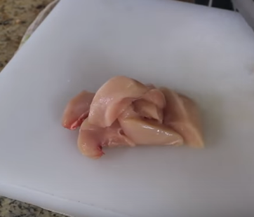   Куриную грудку режем на порционные кусочки
примерно одинаковой толщины


