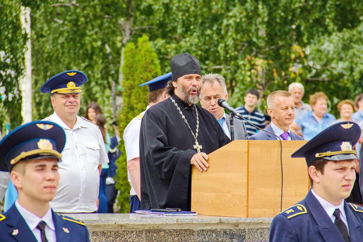 В Ульяновском Высшем Авиационном Училище Гражданской Авиации прошла торжественная церемония очередного выпуска пилотов, диспетчеров по управлению полетов, специалистов по авиационной безопасности, топливному обеспечению, спасателей, менеджеров транспорта.