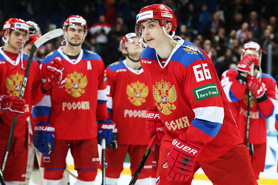   Сборная России перед чемпионатом мира в Братиславе столкнулась с кадровой проблемой. Только не с дефицитом хоккеистов, а наоборот – с переизбытком. Никто не мог предположить, что к началу мирового форума в распоряжении тренерского штаба национальной команды окажутся почти все ведущие российские игроки из НХЛ, и остро встал вопрос – что делать с теми ребятами из КХЛ, которые весь сезон ездили на Евротуры и выступали за ближайший резерв в олимпийской сборной. Вопрос острый, но решился легко. Разумеется, предпочтение отдали игрокам НХЛ, особо не разбираясь, как именно провели сезон Евгений Малкин, Илья Ковальчук, Артём Анисимов. Энхаэловец – это мощный бренд, на который с радостью купились в сборной России. Теперь Илья Воробьёв с помощниками ломает голову над тем, как в короткие сроки сколотить из множества звёзд сбалансированную команду, а мы вспоминаем, кого и как отцепляли из сборной за последний месяц.                                                                                                                      
        Первые вопросы по составу появились уже тогда. Например, многие болельщики с удивлением обнаружили в списке приглашённых провалившего заокеанский сезон Илью Ковальчука, не лучшим образом отыгравшего в «Чикаго» Артёма Анисимова и явно не тянущего на роль игрока сборной Владислава Наместникова из «Рейнджерс». То есть ещё месяц назад в сборной чётко избрали направление – приглашать всех, кто выступает за океаном, и без разницы, какой уровень конкретный игрок показал в прошедшем сезоне. Зато к тем, кто только собирается уезжать в НХЛ – отношение диаметрально противоположное. Подтвердит Николай Прохоркин, один из лучших игроков СКА в Кубке Гагарина, которого не только не пригласили в сборную, но даже выводили из состава питерского клуба по ходу плей-офф.                                                                                                                              
         Но были и приятные моменты. По итогам хорошей игры в плей-офф в состав заслуженно попали хоккеисты «Салавата Юлаева» Владимир Ткачёв, Артём Сергеев, Александр Бурмистров, Александр Кадейкин. Впрочем, тут всё объяснялось просто – хоккеисты ЦСКА продолжали биться за кубок Гагарина и появление многочисленного уфимского десанта в национальной команде носило кратковременный характер.               
      На матчи в Ригу Ковальчук, а также Киселевич всё-таки подъехали, но посмотрите на остальной состав. Кто из этих ребят реально мог претендовать на попадание в Братиславу? Один вратарь, три защитника и три нападающих. Эти матчи позиционировались как смотр кандидатов, но всем было ясно, что как бы ни старались Ткачёв, Голышев, Красковский, Жафяров и другие игроки из этого состава, им ни за что не сыграть на ЧМ-2019, если на другой стороне Атлантики один за другим для сборной освобождались Малкин, Кучеров, Овечкин, Кузнецов.                                                                                 
        К последнему матчу Еврочелленджа с Латвией было понятно, что в Братиславе у  России будет совсем другая команда. Также было понятно, что у сборной отпала необходимость, например, в Ковальчуке и Анисимове, потому что ни с центрфорвардами, ни тем более с крайними форвардами проблем не будет. Тот же Илья в играх с латвийцами не показал ничего особенного, но у тренерского штаба сборной не хватило смелости отцепить олимпийского чемпиона от состава. Нет, я ничего не имею против Ковальчука, он отличный хоккеист. Но у него за плечами ужасный клубный сезон, а в КХЛ полно нападающих, которые весь год были под наблюдением тренерского штаба сборной, да и в своих командах выглядели лучше, чем Кови в «Лос-Анджелесе». Однако выбор был сделан в пользу былых заслуг и громкого имени. После Еврочелленджа наша национальная команда поблагодарила за работу вот этих ребят.