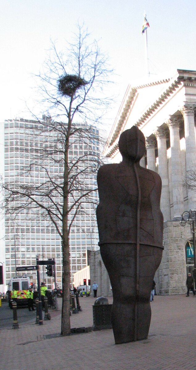 Человек растаял. Город Birmingham статуя. Бирмингем символ. Бирмингхам люди.
