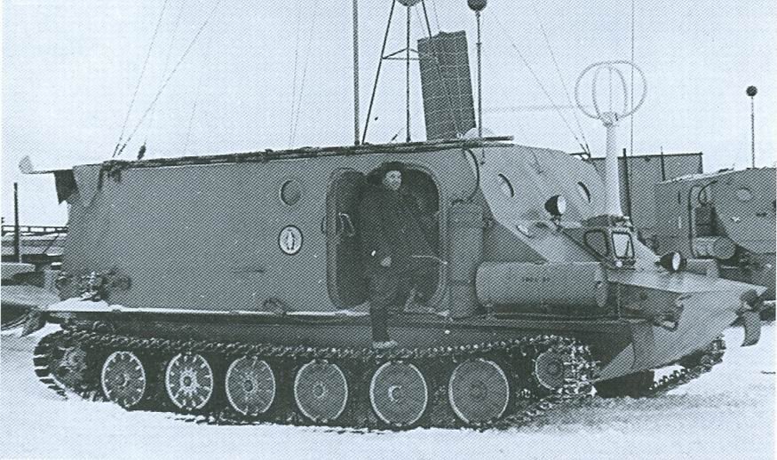 Пингвин с многочисленным научным оборудованием