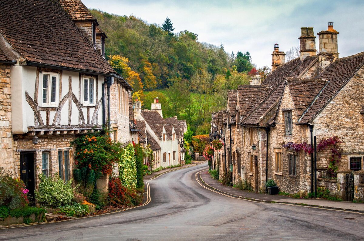 Местечко англии. Деревня Castle Combe. Деревня Лэкок в Англии. Castle Combe, Уилтшир, Англия. Castle Combe, Великобритания.