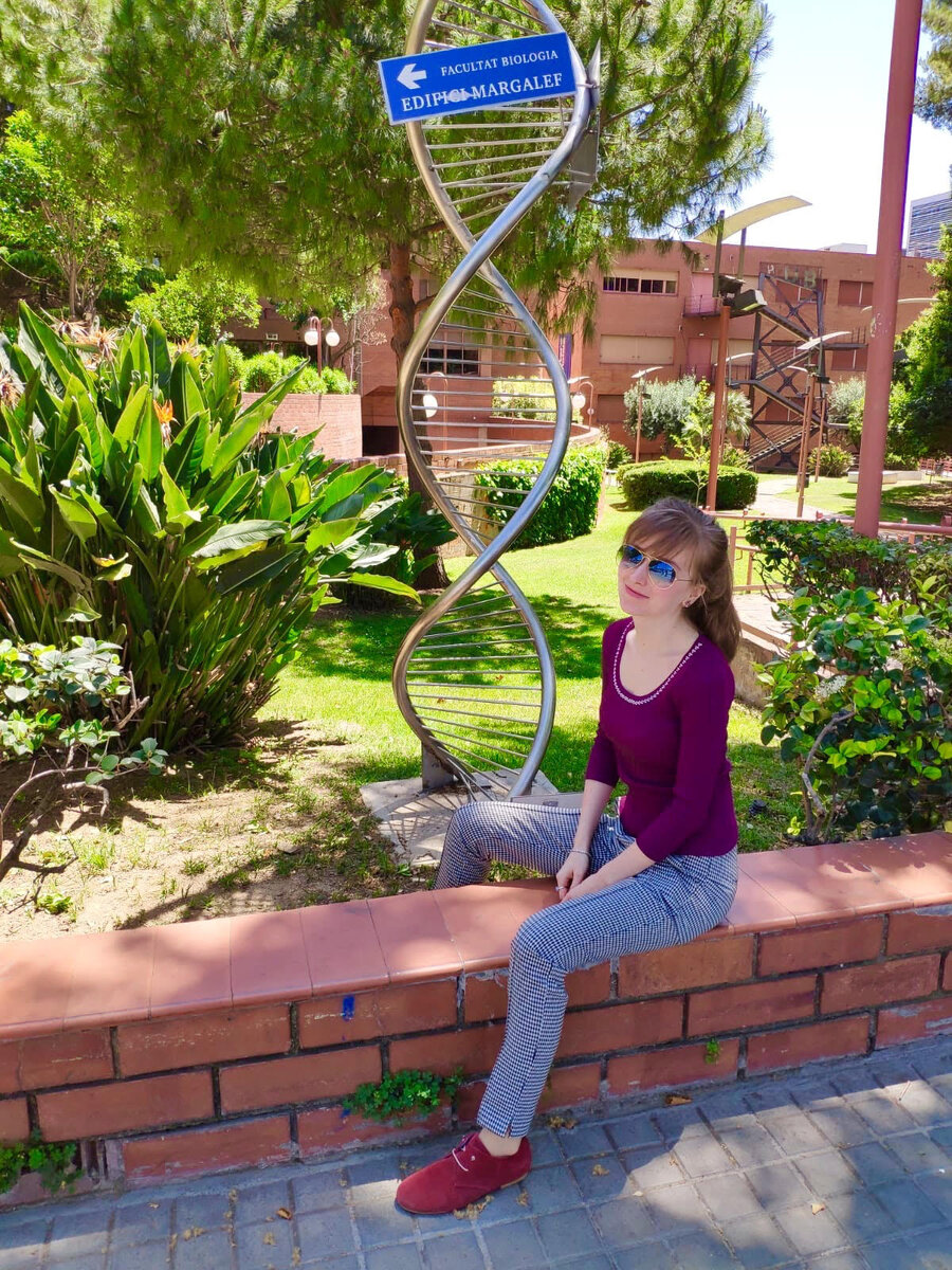 Свежая фотка меня после двух экзаменов подряд. Как ни старалась изобразить счастье, даже сквозь очки видно уставшее лицо - примерно такое же, как когда читаю критику людей, не разбирающихся в том, что они критикуют :))