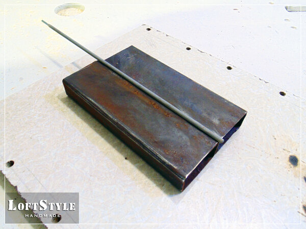 Электрод расположен между деталями