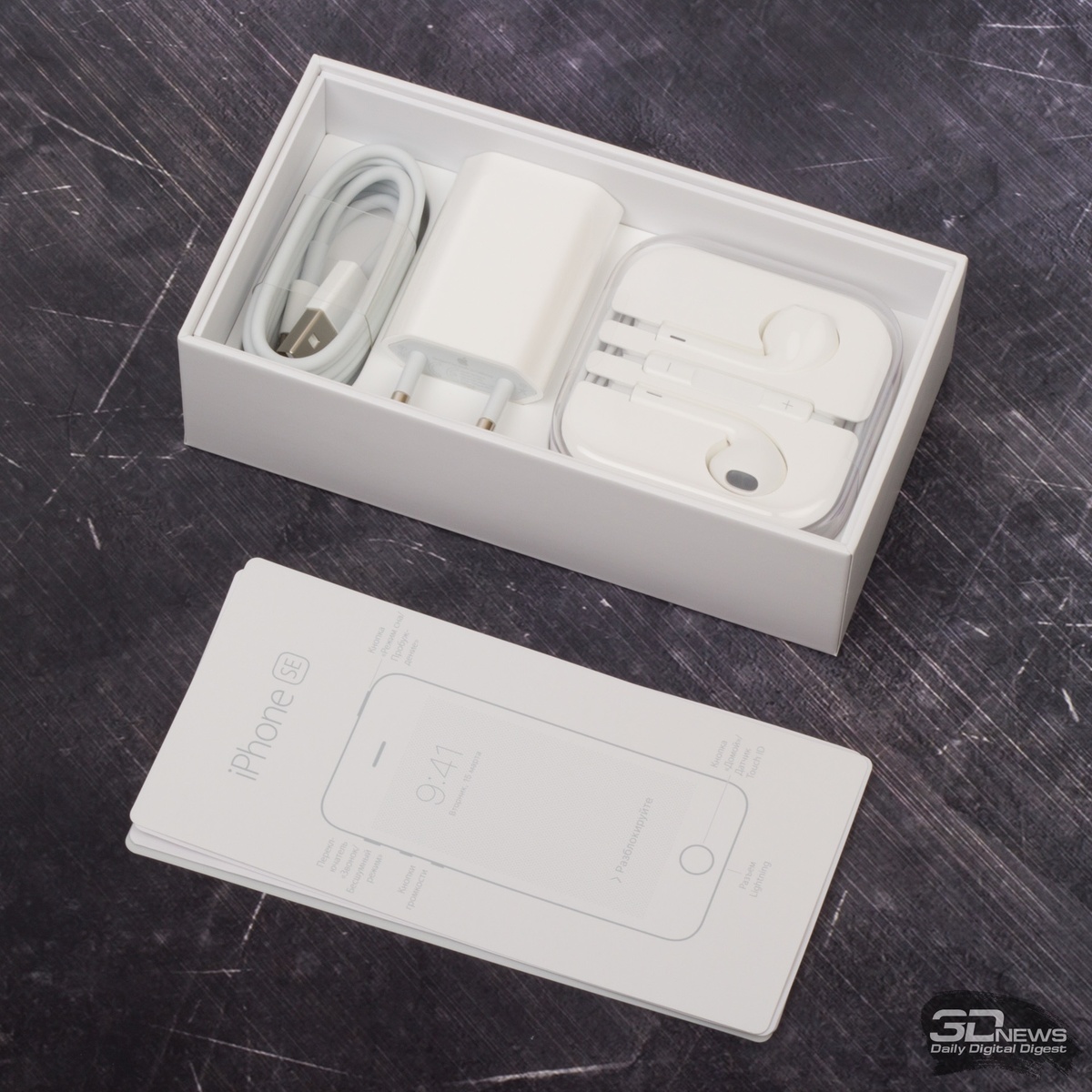 Комплект поставки iPhone SE. 