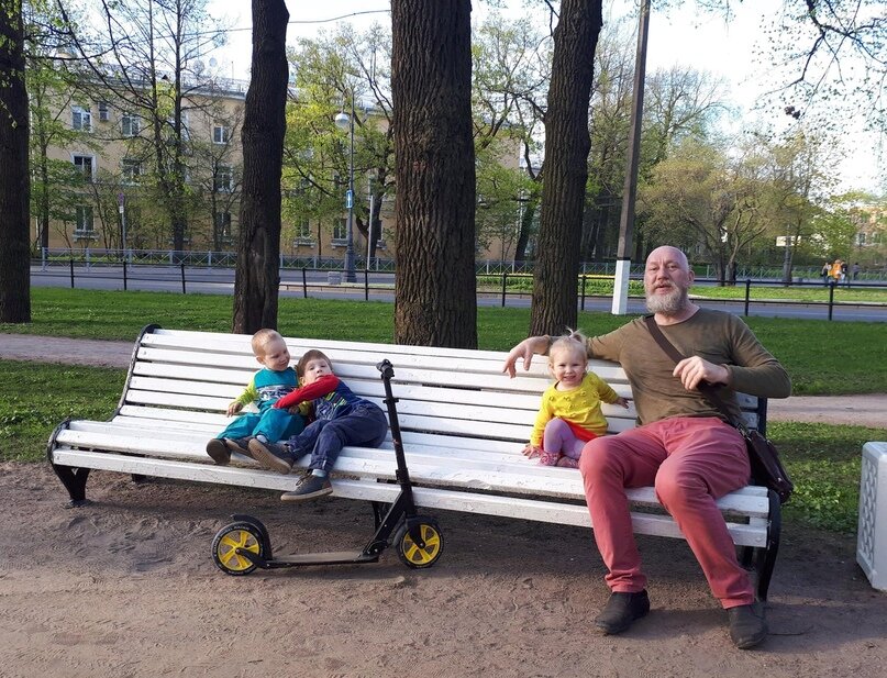 На фото: Я и трое из моих детей — Глеб, Савва, Аглая.