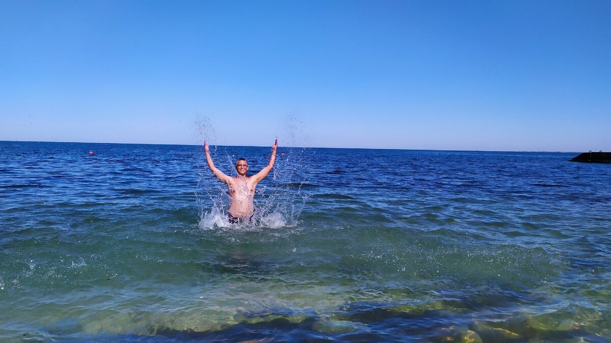 Довольный муж. На сегодняшний день это было последние купание, закрытие сезона.