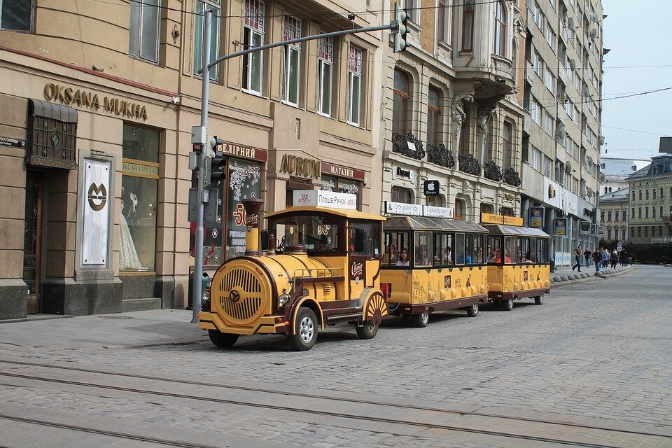 https://cdn.pixabay.com/photo/2018/05/11/20/21/excursion-3391556_960_720.jpg