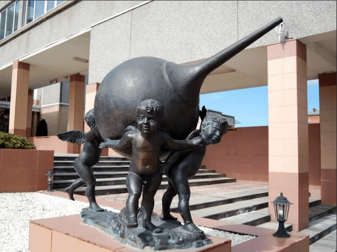 Памятник клизме в России. Источник изображения: Яндекс. Картинки